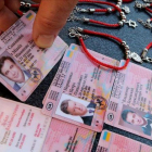 Falsos carnets de conducir de los candidatos presidenciales Tymoshenko, Poroshenko y Zelenskiy que se venden en el centro de Kiev (Ucrania).-TATYANA ZENKOVICH (EFE)