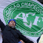 Seguidores del Club America ondean banderas del Chapecoense. /-AP / EUGENE HOSHIZO