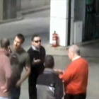 Dos imágenes del vídeo de la cámara de seguridad de la gasolinera.-