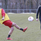 Chevi golpea un balón durante un entrenamiento en Castañares-Raúl G. Ochoa