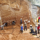 Miembros del equipo de excavaciones de Atapuerca trabajan en los yacimientos.-ISRAEL L. MURILLO