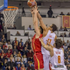 Saiz gana el rebote ofensivo en el partido disputado ayer en Podgorica.-FIBA
