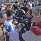 Mauricia Ibáñez y su abogado atendieron a los medios de comunicación tras la vista a puerta cerrada que se celebró ayer en el Palacio de Justicia.-ICAL