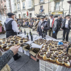 Como cada año se repartieron cientos de pinchos de morcilla.-ISRAEL L. MURILLO