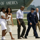 Barack Obama y su familial se dirigen al Air Force One para trasladarse a Martha's Vineyard a pasar las vacaciones.-AP / JOSÉ LUIS MAGANA