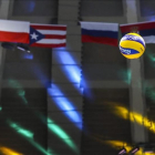 La bandera rusa ondea en el Maracanazinho de Río.-EFE / ANTONIO LACERDA