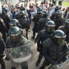 Antidisturbios de la Guardia Civil durante el 1-O en Ribera de Ebro.-JOAN REVILLAS