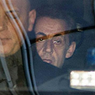 Sarkozy (detrás), a su llegada al tribunal de París para declarar por el 'caso Bygmalion'.-AFP / THOMAS SAMSON