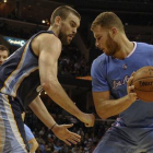 Marc Gasol trata de arrebatar el balón a Blake Griffin, en un momento del encuentro entre los Grizzlies y Los Ángeles Clippers.-Foto: USA TODAY / JUSTIN FORD