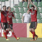 Carlos Moreno celebra el gol de la victoria junto a Álex Ortiz y Alain Oyarzun.-LFP