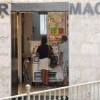 Dos personas compran en una farmacia de la capital burgalesa.-ISRAEL L. MURILLO