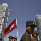 Un grupo de soldados norcoreanos caminan por la avenida Ryomyong donde se ha inaugurado un complejo de altos y modernos edificios.-AP