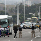 Una rehén es atendida por personal sanitario tras ser liberada por el secuestrador que la retenía en un autobús en el puente Rio-Niterói.-ANTONIO LACERDA (EFE)