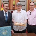 Jose Antonio Antón, concejal de Fiestas con Juan Vicente Marcos y Rodrigo Saiz, promotores del proyecto ‘Peces de San Pedro Pescador’.-ISRAEL L. MURILLO