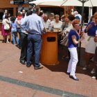Un grupo de gente toma tapas en la Plaza Mayor, en una imagen de archivo.-RAÚL G. OCHOA