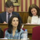 Fernando Gómez cambió su asiento habitual y se colocó junto a Silvia Álvarez de Eulate, también no adscrita.-RAÚL G. OCHOA