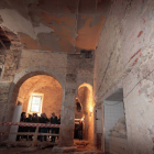 Los visitantes comprobaron que el trabajo de los alumnos ha permitido redescubrir la estructura de la sala monacal.-G. G.