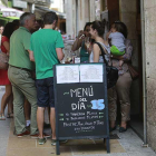 Varias personas consumen en el exterior de un local de hostelería en la calle San Lorenzo de Burgos.-RAÚL G. OCHOA