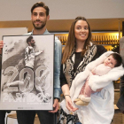 Andrés posa junto a su pareja, que tiene a su hija en brazos.-ALBA DELGADO / BURGOS CF