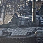 Los rebeldes rusos montado en un tanque en Lugansk.-Foto: VADIM GHIRDA / AP