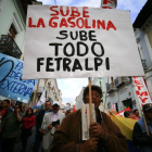 El 75 por ciento de ecuatorianos se ha mostrado descontento con la subida del precio de las gasolinas impulsada por el Gobierno del presidente Lenín Moreno.-EFE