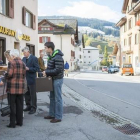 Residentes en la población suiza de Obersaxen Meierhof depositan su voto en urnas colocadas en el exterior de un colegio electoral, este domingo.-EFE / GIAN EHRENZELLER