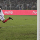 Brewster se apresura con el balón tras iniciar la remontada inglesa.-BIKAS DAS