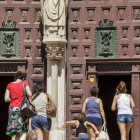 Un grupo de turistas entran a la Catedral de Burgos.-SANTI OTERO