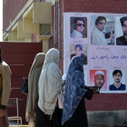 Estudiantes de la universidad Bacha Khan en el campus tras la reapertura de sus puertas este lunes.-AFP / A MAJEED