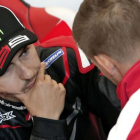 Jorge Lorenzo atiende las explicaciones del bicampeón australiano Casey Stoner, piloto probador de Ducati.-