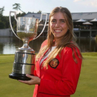 Celia Barquin Arozamena, con el trofeo de campeona europea amateur 2018.-EL PERIÓDICO