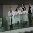 Manuel S. Malmierca, Gloria Gutiérrez, Javier Nieto, Catalina Valdés y David Pérez en las instalaciones de la Universidad de Salamanca.-ENRIQUE CARRASCAL