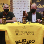El Aparejadores RC firmó ayer el acuerdo de patrocinio con la cervecera artesana local Bajo Cero. RAÚL G. OCHOA