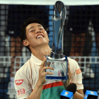 Nishikori exhibe el trofeo de Brisbane.-AFP