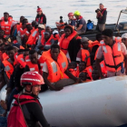Inmigrantes rescatados en aguas internacionales del Mediterráneo a bordo del Lifeline.-MISSION LIFE