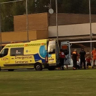 Momento en el que los servicios médicos inmovilizan a Álex antes de su traslado al hospital, ayer.-ECB