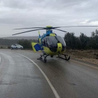 El helicóptero, en una imagen de archivo, sobre una carretera esperando a evacuar un herido. BASE HELICÓPTERO BURGOS