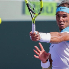 Nadal golpea de 'drive' en el partido ante Dzumhur en Miami.-EFE