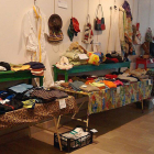 La asociación dispone de todo tipo de productos de segunda mano, sobre todo ropa y discos musicales.-C.V.