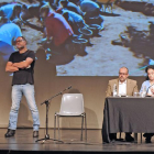 De la Mata, Herrasti y Montero (sentados) escuchan las intervenciones de los representantes de las entidades promotoras - CRMH, Espacio Tangente y Denuncia.-I. L.M.