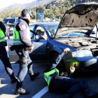 Efectivos de la Policía Nacional registran en La Jonquera a los vehículos que provienen de Francia.-GEMMA TUBERT (ACN)