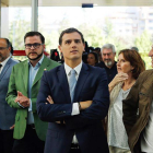 Luis Fuentes, el candidato por Burgos alCongreso, Rodrigo Ibeas, Albert Rivera y el codirector de Atapuerca JuanLuis Arsuaga, en la entrada del MEH.-ECB