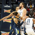 Marc Gasol y Ricky Rubio, en plena pugna.-EFE