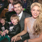 Gerard Piqué y Shakira con sus hijos, Milan (izquierda) y Sasha (derecha), en una foto de diciembre del 2016.-INSTAGRAM
