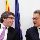 El 'president' Carles Puigdemont y el 'expresident' Artur Mas, en la sede del PDECat en Barcelona.-EFE / ALEJANDRO GARCIA