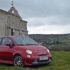 El Abarth 500 en  la ermita de la Virgen de la Cuadra en la localidad de Mansilla de Burgos, en cuyas inmediaciones se llevó a cabo la prueba de este ‘urbanita tuneado’. FOTOS:-HECTOR FUSTEL