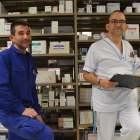 Los hemanos Álvaro y Félix en una de las dependencias de la clínica San Juan de Dios. ECB