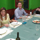 El director de ELMUNDO, Pedro G. Cuartango, ayer en Bilbao junto a la alcaldesa de Miranda, Aitana Hernando, y el portavoz popular, Borja Suárez (derecha).-ECB