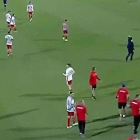 Jugadores y técnicos del Olympiacos y Bayern, concentrados en el centro del campo para esquivar a los violentos hinchas griegos.-