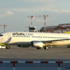 Un avión de la aerolinea Air Baltic, en el aeropuerto de El Prat, en el 2007.-Foto: ELISENDA PONS